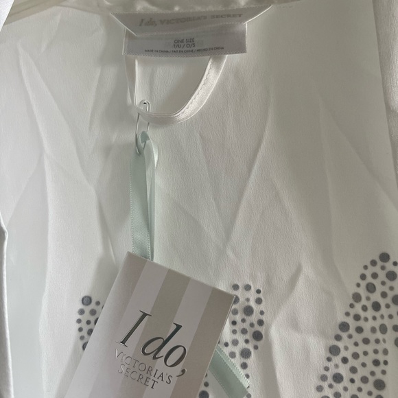 VS Robe - Picture 5 of 8